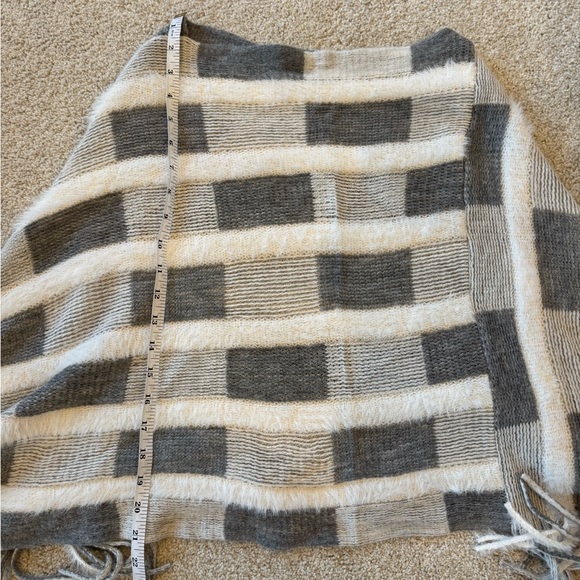 Elegant Gray and White Poncho - Picture 3 of 4